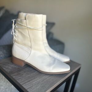 Journee Collection Cream Vandner Bootie